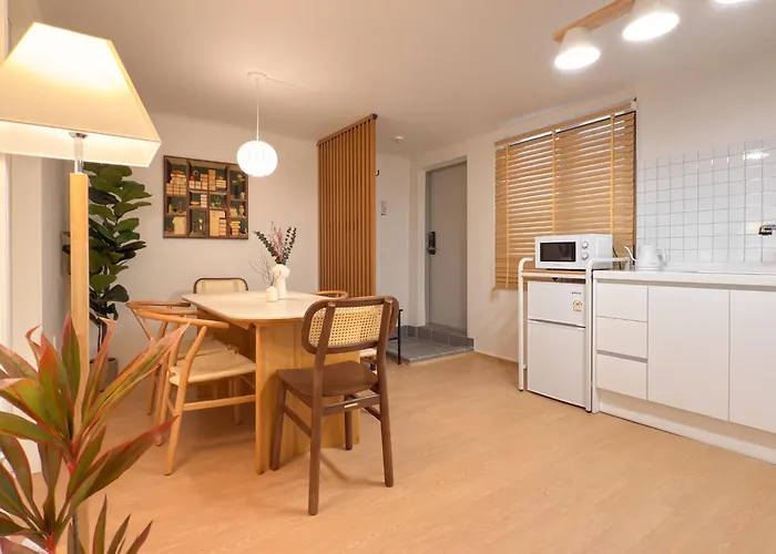Ara Hapjeong Station 3 Minutes 8 People Hongdae Hangang Mangwon Market Within Walking Distance Hot Place Yg